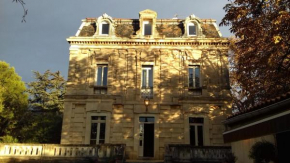Отель Logis Hôtel Résidence Les Cèdres  Вильнев-Лез-Авиньйон